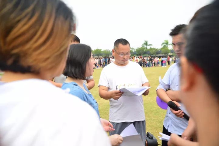 口哨發(fā)令、旗幟落下，比賽的完美呈現(xiàn)，離不開裁判員的辛苦付出，低調(diào)是他們的代名詞